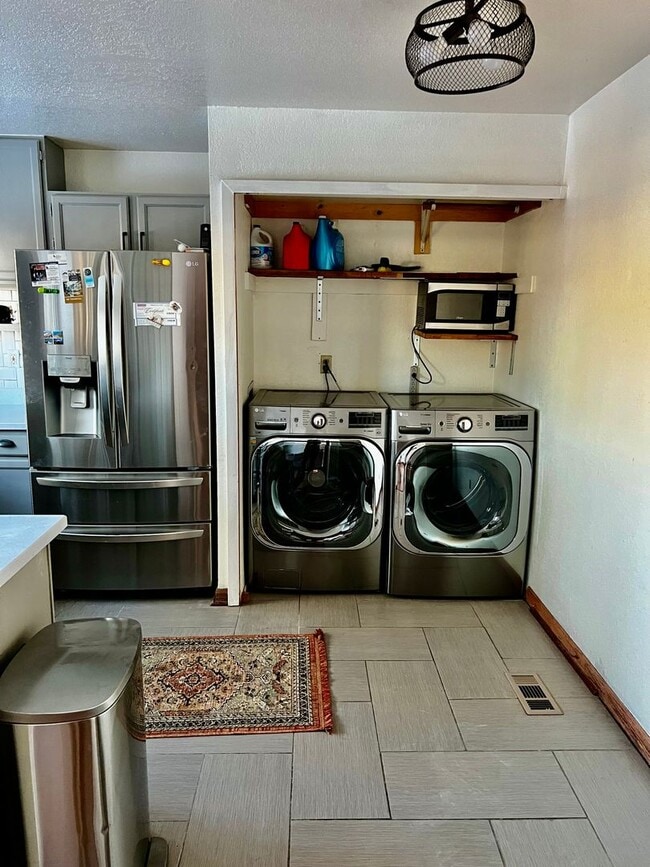 Building Photo - 3120 Mirage Dr