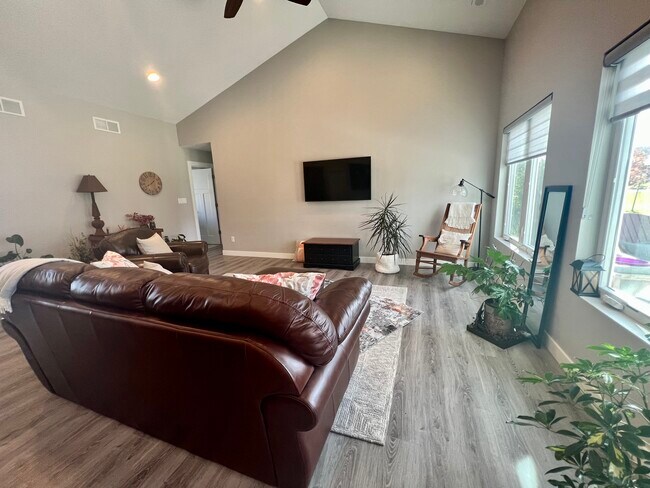 Living Room - 725 Melendy Ln