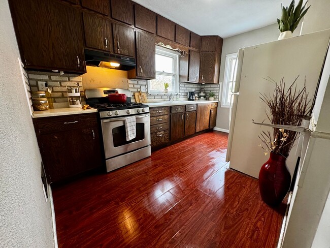 Building Photo - 3 bed, 1 bath home for rent in Waterloo