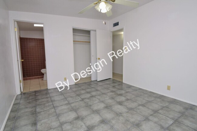 Building Photo - 3 Bed 2 Bath Midtown Duplex with Covered Parking & Storage
