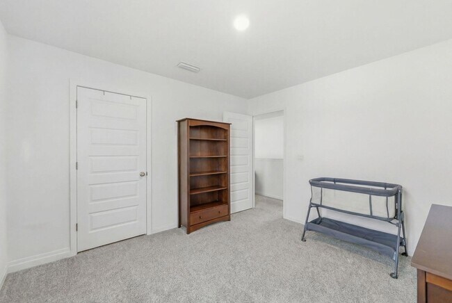 Building Photo - 25 Riverwalk Xing