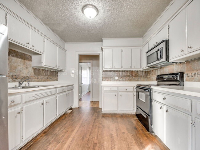 Building Photo - 816 NE 20th St