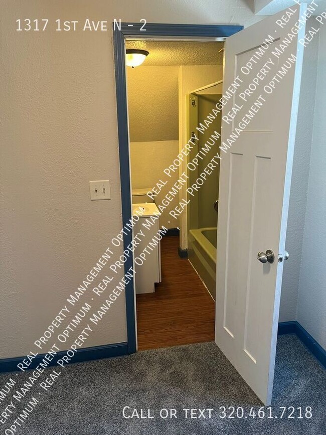 Building Photo - 3 Bedroom 1 1/2 Bath Upper Level Duplex in...