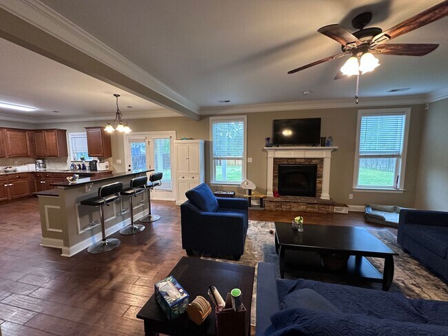 Building Photo - Welcome to this spacious 6 bedroom, 4 bath...