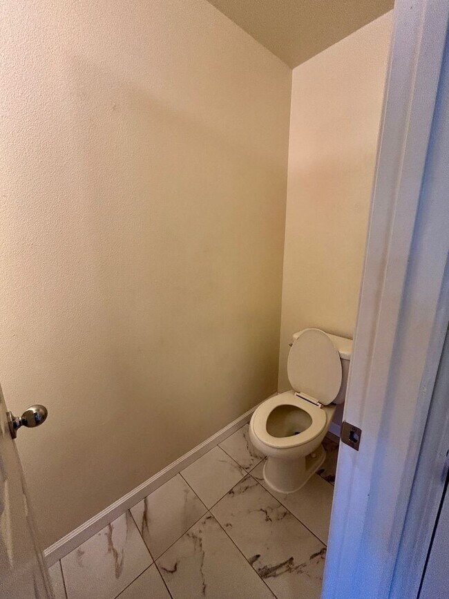 Building Photo - Spacious Townhouse with Central AC, Garage...