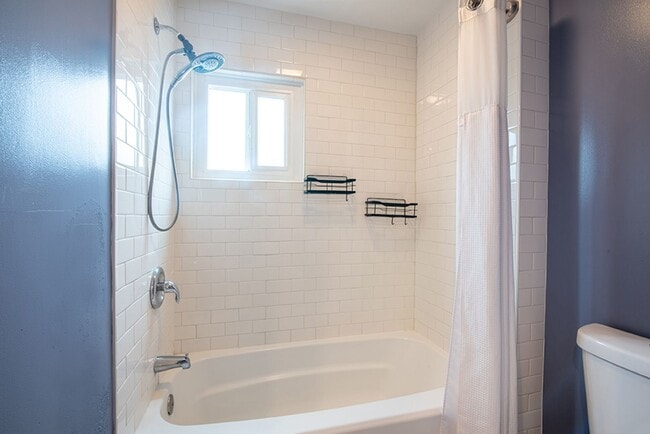 Building Photo - Charming Three Bedroom 2 Bath Home with Spacious Backyard for Entertaining!