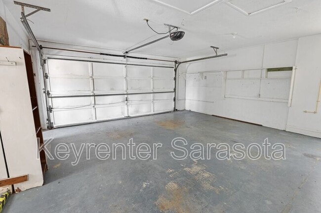 Building Photo - 5645 N Tuttle Ave