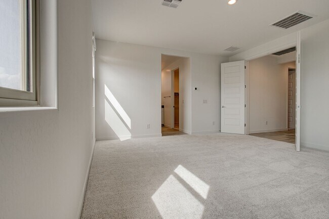 Building Photo - Gorgeous 5 Bedroom Lennar Home built 3 years ago still like new!!!  5 bedrooms in Northern Crossi...