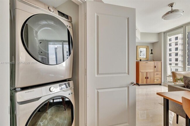 Building Photo - 315 NE 3rd Ave