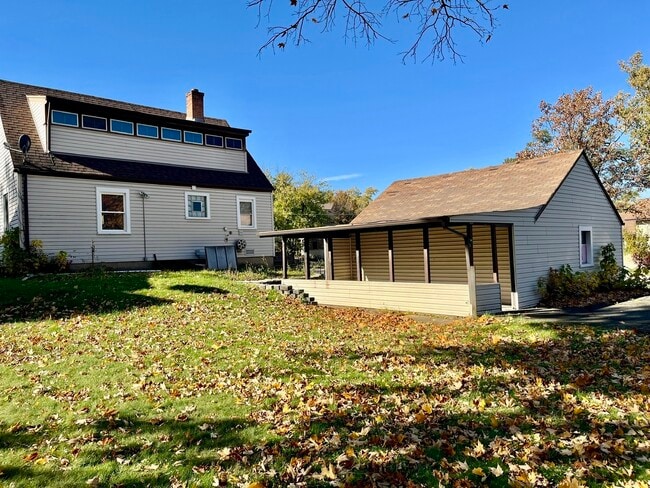 Building Photo - 805 S Norbury Ave