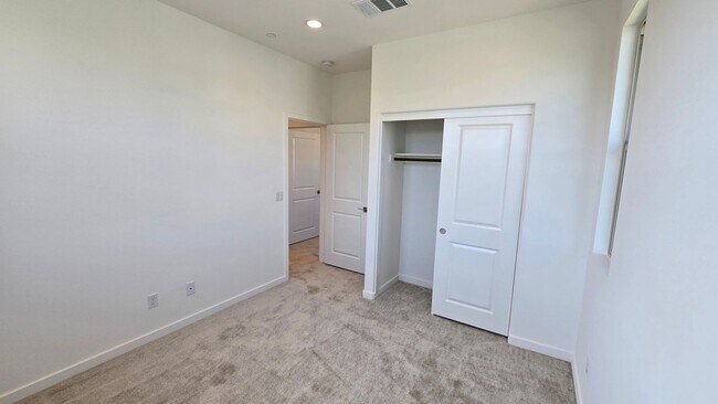 Building Photo - 3 Bedroom 2.5 bath townhouse new community in Ontario