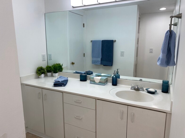 Building Photo - 2675 Acorn Ave NE