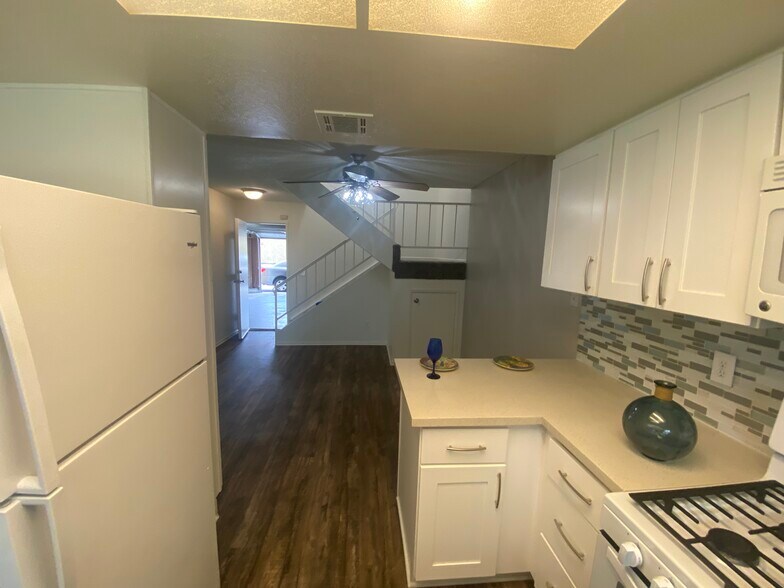 Building Photo - 8324 Vineyard Ave