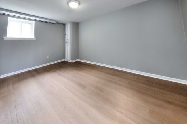 Building Photo - This classic 3 bedroom 2 bath Webster home features a front porch, large deck off the kitchen for...