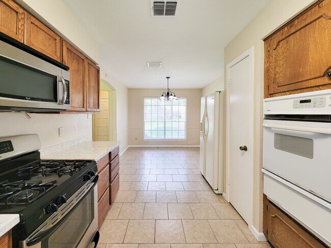 Building Photo - NICE 3 BEDROOM 2 BATH LEASE HOME IN SPRING...