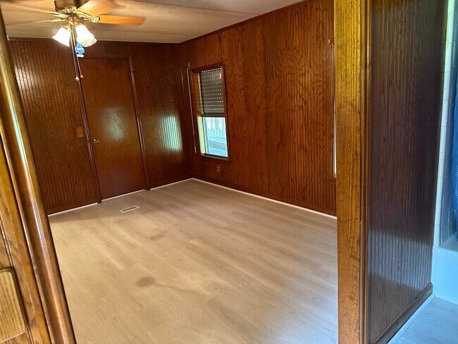 Building Photo - 1053 Pointe Claire Dr