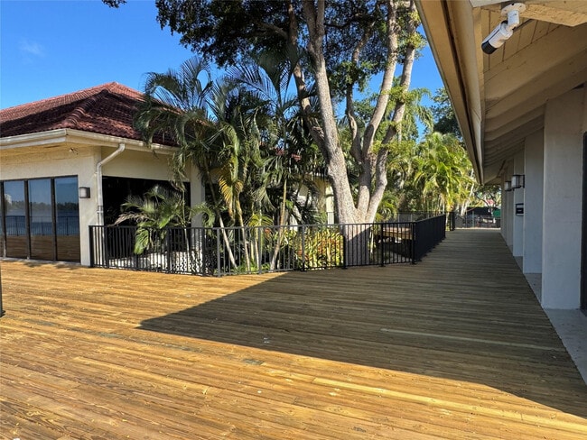 Building Photo - 111 Lake Emerald Dr