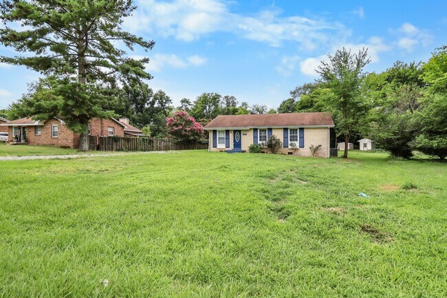 Building Photo - 2724 Ann Dr