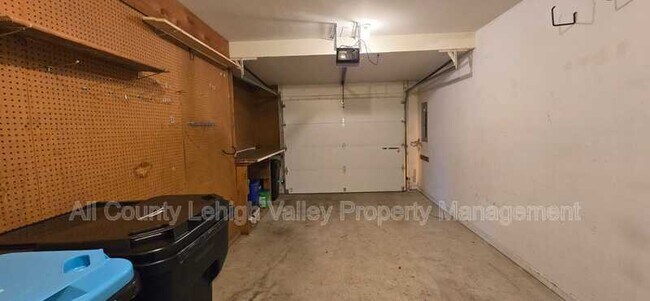 Building Photo - 5634 Grace Ave