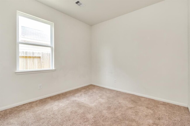 Building Photo - 718 Crystal Lakes Dr