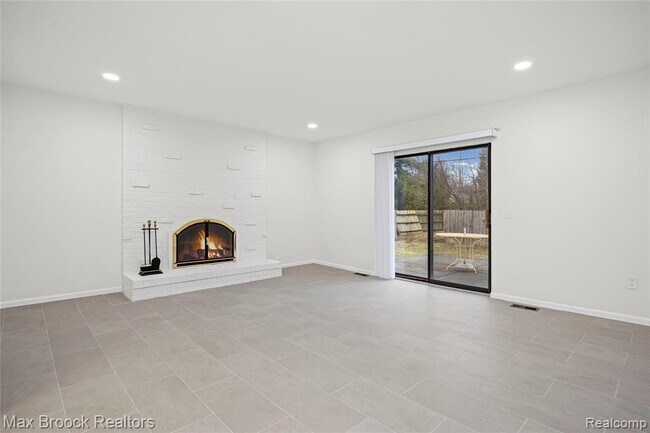 Building Photo - 28977 Lake Park Dr