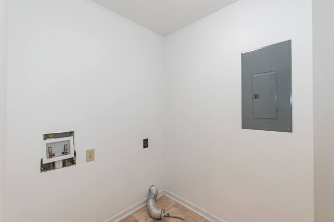 Building Photo - Three Bedroom Home!
