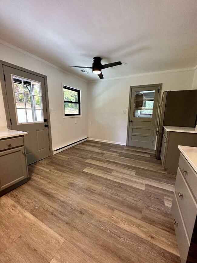 Building Photo - "Charming 2-Bed Gem with Granite Elegance ...