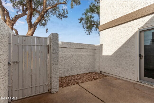 Building Photo - 1424 N Dorsey Ln