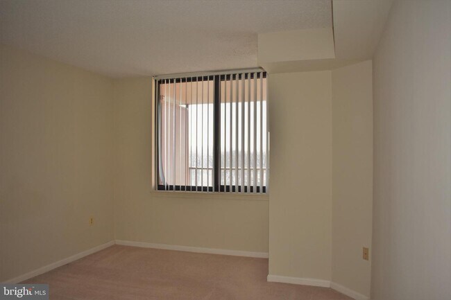 Building Photo - 10101 Grosvenor Pl