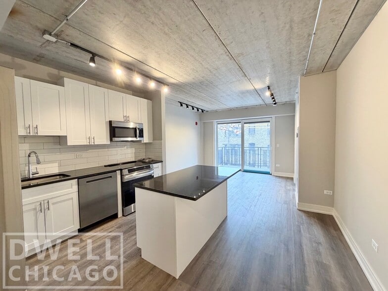 Building Photo - 938 W Carmen Ave