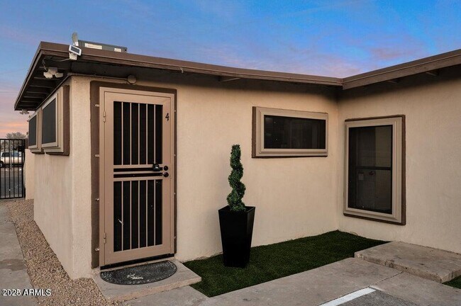 Building Photo - 1108 S 33rd Ave