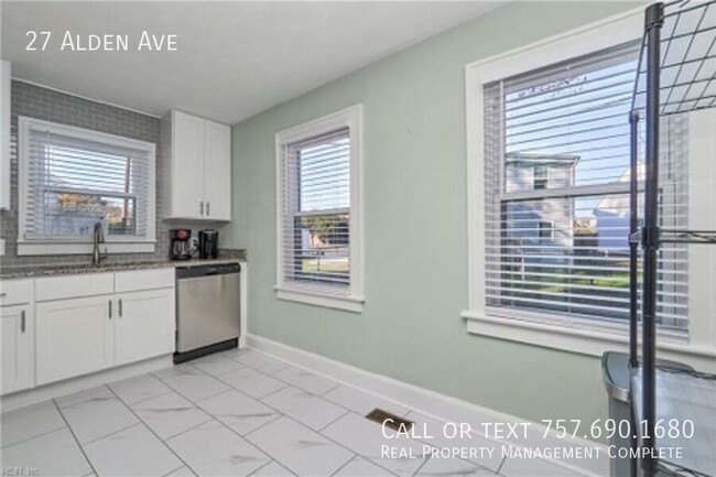 Building Photo - 3 BR, 2 BA newly renovated 1,462 sf single...