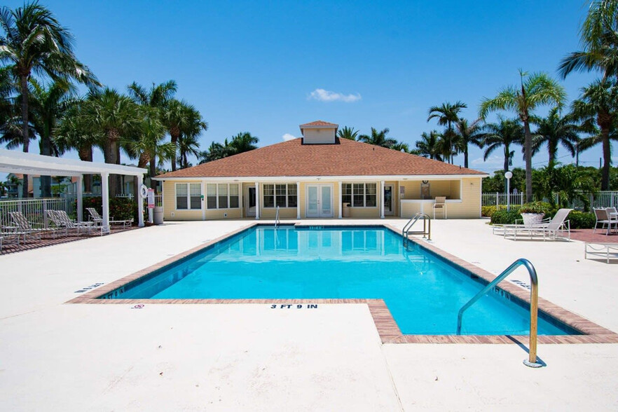 Building Photo - 650 Island Club Dr