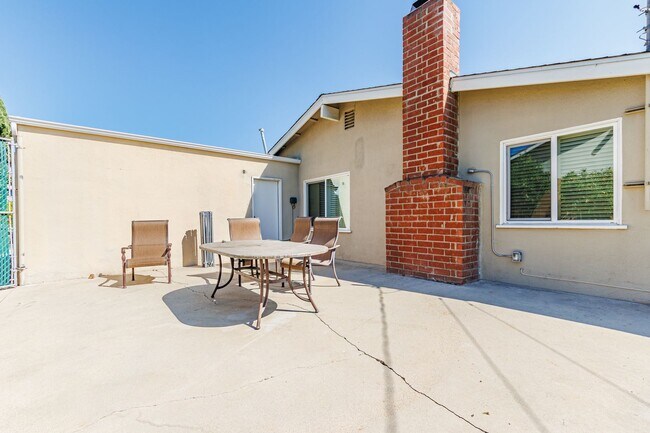 Building Photo - Beautifully Renovated 3-Bedroom Home in Pr...