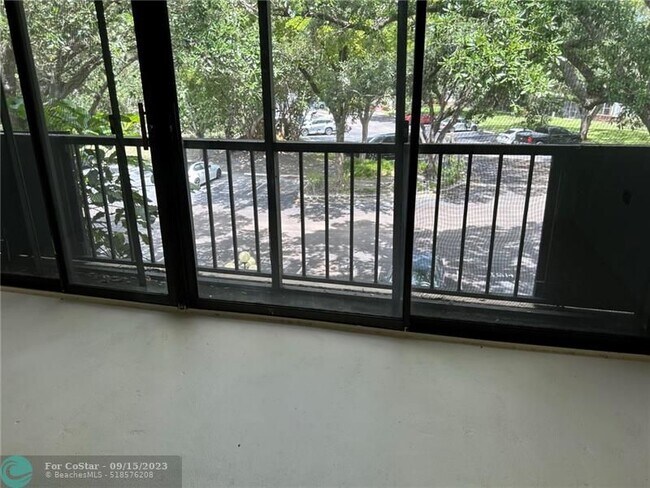 Building Photo - 3730 Inverrary Dr