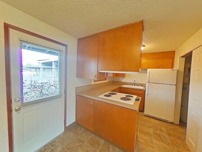 Building Photo - 2 Bedroom Apartment ~ Philomath ~ Small Pet Friendly