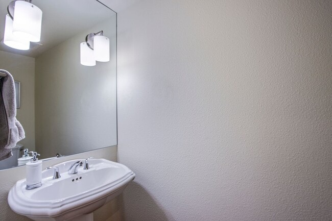 Building Photo - Absolutely stunning high rise loft at Metr...