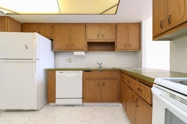 Building Photo - 1351 NE Miami Gardens Dr