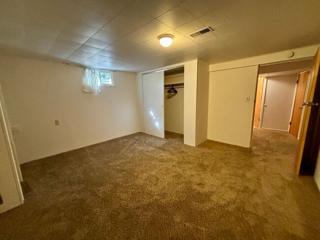 Building Photo - Pet friendly 3 bed, 2 bath Duplex - next to park, quiet neighborhood!