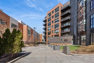 Building Photo - 1648 W Division St