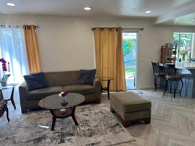 Building Photo - Jeffries Ranch Oceanside Home