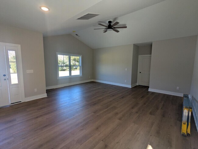 Building Photo - 205 White Ave