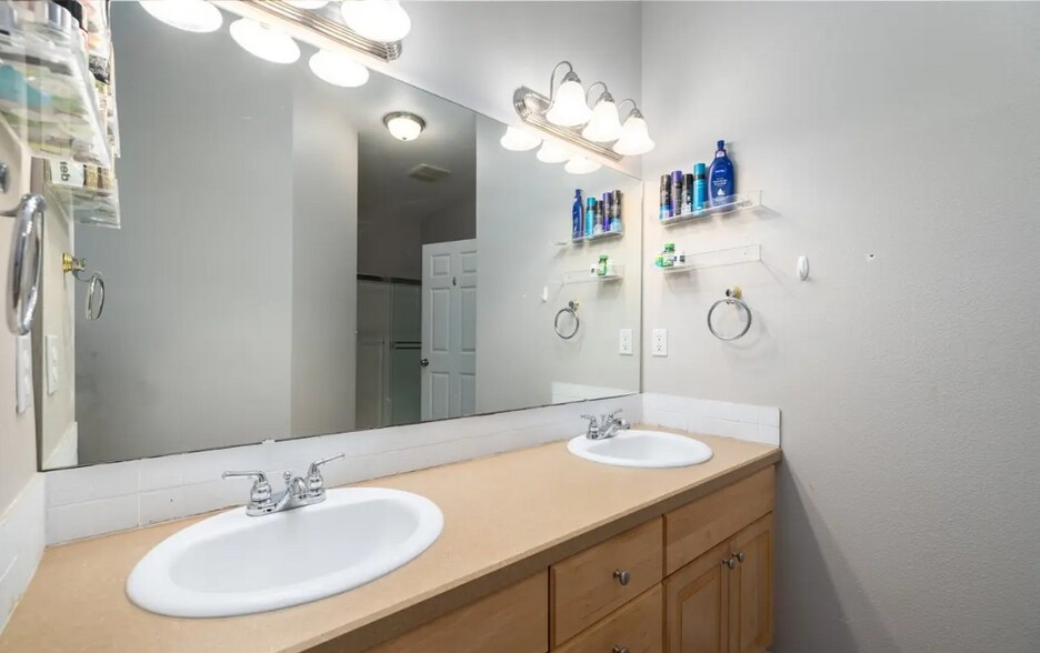 Building Photo - 3301 Park Ln