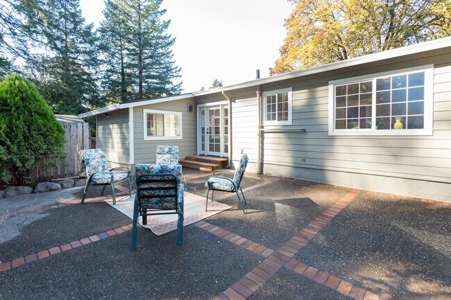 Building Photo - Gorgeous Lake Oswego Remodeled Cottage