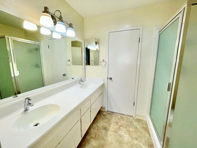 Building Photo - Desirable 3/2 San Antonio Village Condo