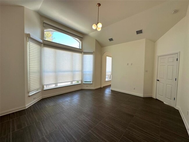 Building Photo - 615 Spanish Mustang Dr