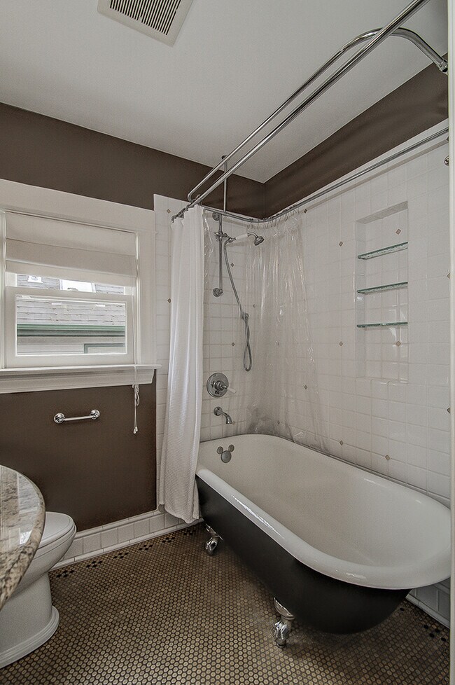 Building Photo - Great Queen Anne house located on the top of the hill 3bd 1.5 bath