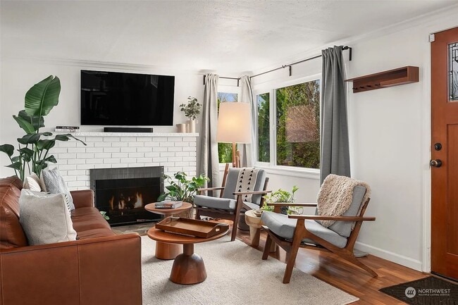 Building Photo - Bright & Charming 1Bed/1Bath + Den in Prim...