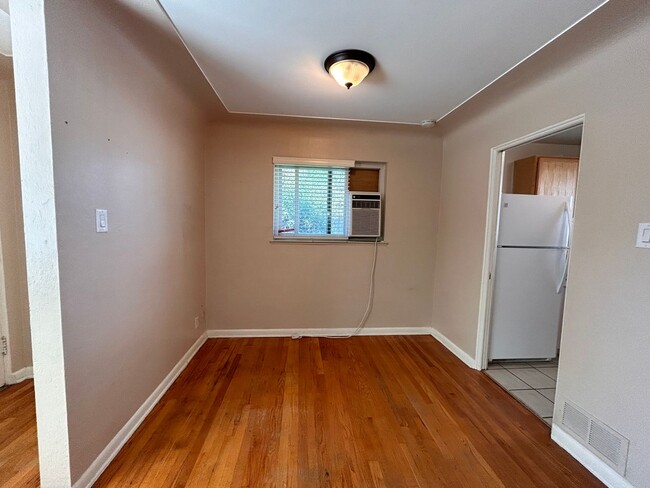 Building Photo - $0 DEPOSIT OPTION. CHARMING 2BED/1BATH DUP...