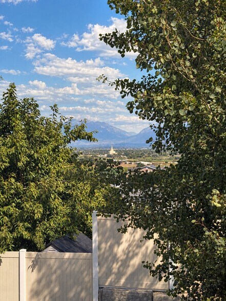Building Photo - 305 N Appleview Dr